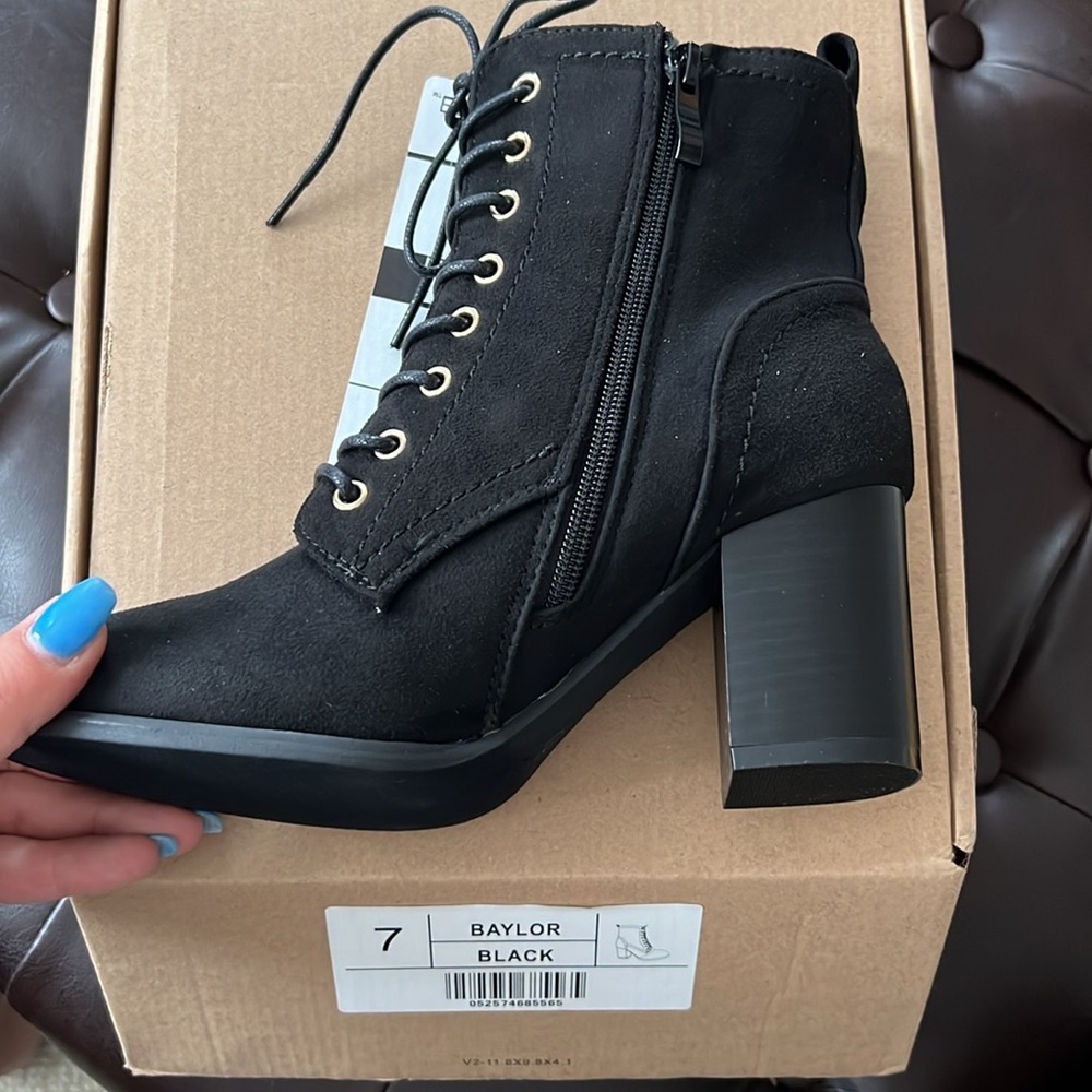 Woman black booties -